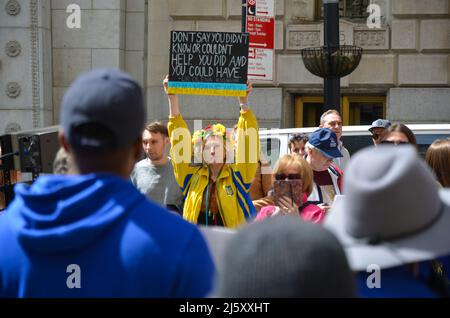 New York, Usa. 23. April 2022. (4/23/2022) Demonstranten, die blau und gelb (ukrainische Flagge) trugen, um am 23. April 2022 im Bowling Green Park in New York City Solidarität mit der Ukraine zu zeigen. (Foto von Ryan Rahman/Pacific Press/Sipa USA) Quelle: SIPA USA/Alamy Live News Stockfoto