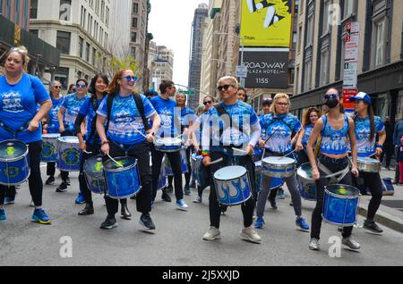 New York, Usa. 23. April 2022. (4/23/2022) Demonstranten mit blauen und gelben Blumen (ukrainische Flagge), um am 23. April 2022 im Bowling Green Park in New York City Solidarität für die Ukraine zu zeigen. (Foto von Ryan Rahman/Pacific Press/Sipa USA) Quelle: SIPA USA/Alamy Live News Stockfoto