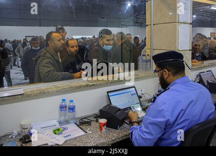 Gaza. 26. April 2022. Palästinensische Arbeiter warten darauf, am 26. April 2022 den Grenzübergang Erez zwischen dem nördlichen Gazastreifen und Israel zu überqueren. Israel beschloss am Dienstag, den Grenzübergang Erez an der Nordspitze des Gazastreifens wieder zu öffnen, nachdem sich die wirtschaftlichen Verluste in der verarmten Küstenenklave angehäuft hatten. Kredit: Rizek Abdeljawad/Xinhua/Alamy Live Nachrichten Stockfoto