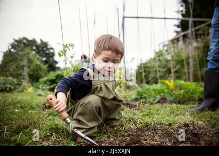 Niedliches Kleinkind Junge im Garten im Hinterhof Stockfoto