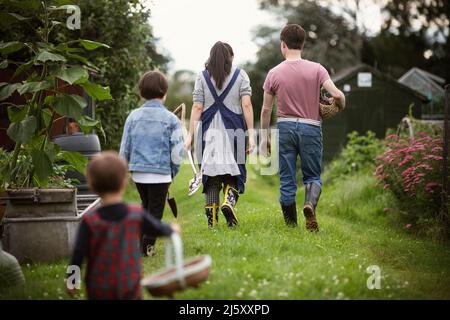 Familie zu Fuß im Garten Garten Rasen Stockfoto