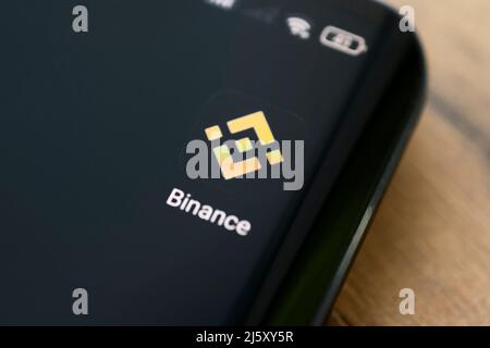 August 17.. Barnaul, Russland. Die mobile Binance-App wird auf dem Smartphone-Bildschirm ausgeführt. Binance ist einer der weltweit führenden Kryptowährungsbörsen und -Geschäfte Stockfoto