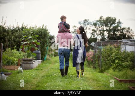 Familie zu Fuß im Garten Gemüsegarten Stockfoto