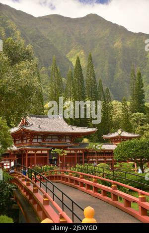 Der Byodo-in Tempel im Valley of the Temples Memorial Park, mit Ko'olau Bergen im Hintergrund, auf der Insel Oahu, Hawaii, USA Stockfoto