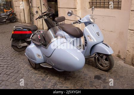 Vespa Scooter mit Seitenwagen Rom Italien Stockfoto