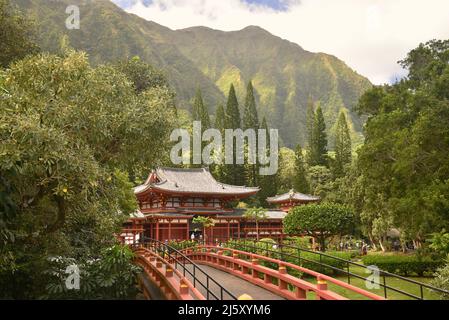 Der Byodo-in Tempel im Valley of the Temples Memorial Park, mit Ko'olau Bergen im Hintergrund, auf der Insel Oahu, Hawaii, USA Stockfoto