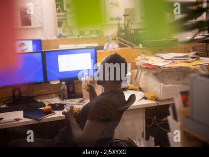 Geschäftsmann, der zu Mittag gegessen und an der Rezeption im Büro gearbeitet hat Stockfoto