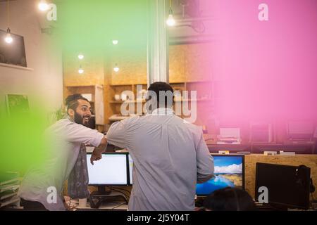 Geschäftsleute Ellbogen stoßen im Büro Stockfoto