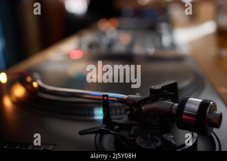 Vinyl-Plattenspieler, helles Licht Disco-Bokeh. Nadel auf Vinyl Stockfoto