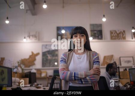 Portrait selbstbewusste weibliche Designerin im Büro Stockfoto