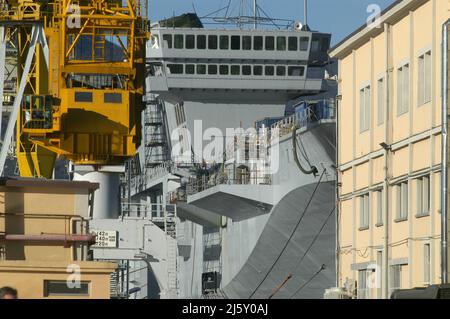 Der Flugzeugträger Cavour im Bau auf den Fincantieri-Werften von Muggiano (La Spezia, Italien) Stockfoto