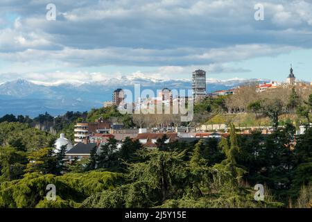 Blick auf die schneebedeckten Berge von Guadarrama aus der Stadt Madrid, Spanien Stockfoto