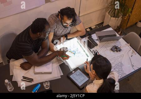 Architekten diskutieren Pläne in Konferenzräumen Stockfoto