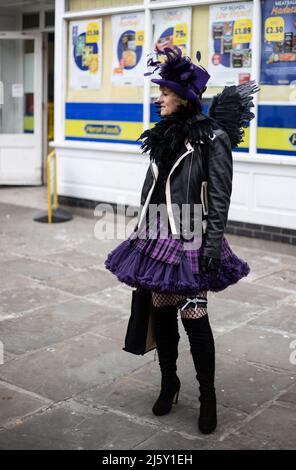 WHITBY, ENGLAND. April 24. 2022. Goten werden während des Goth Weekends in Whitby gesehen. WGW ist ein zweimal jährlich stattfindendes Musikfestival für die gotische Subkultur. Stockfoto