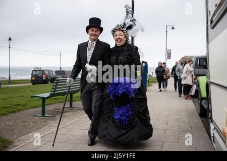 WHITBY, ENGLAND. April 24. 2022. Goten werden während des Goth Weekends in Whitby gesehen. WGW ist ein zweimal jährlich stattfindendes Musikfestival für die gotische Subkultur. Stockfoto