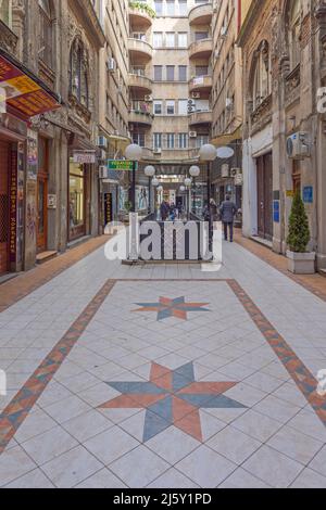 Belgrad, Serbien - 13. März 2022: Nikola Spasic Passage in der Knez Mihailova Prince Michael Street im Stadtzentrum. Stockfoto