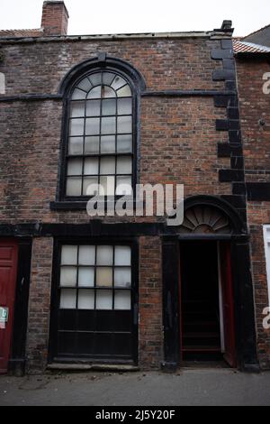 WHITBY, ENGLAND, GROSSBRITANNIEN. April 25. 2022. Blick auf die Rückseite des Gebäudes Bram Stoker hat früher bei der Vorbereitung des Romans Dracula recherchiert. Stockfoto