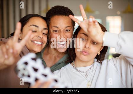 Glückliche Mutter und Töchter beim Selfie Stockfoto