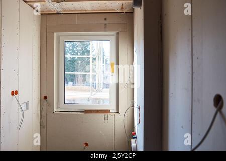 Neues Fenster aus Kunststoff auf der Baustelle beim Bau eines Hauses aus einem Neubau Stockfoto