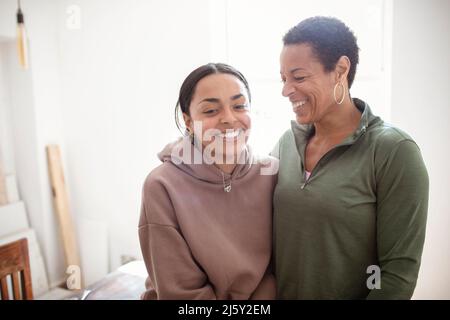 Glückliche Mutter und Tochter in Sweatshirts Stockfoto