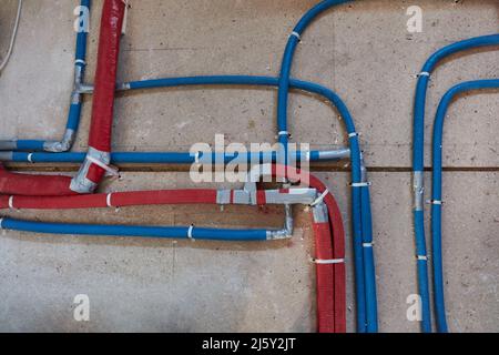 Verlegung von Wasserleitungen auf dem Boden auf einer Baustelle beim Bau eines Hauses Stockfoto