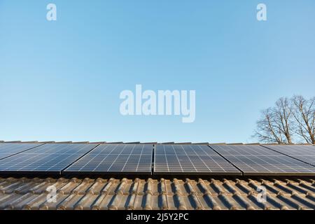 Solaranlage mit Solarzellen auf dem Dach des Hauses für Solarenergie als erneuerbare Energie Stockfoto