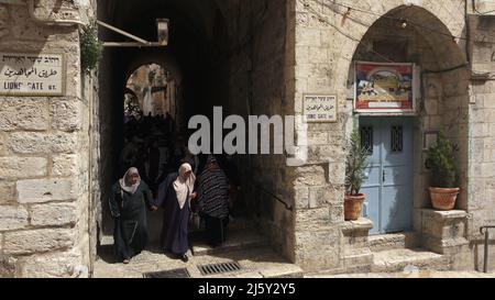 Muslimische Gläubige machen sich auf den Weg zur al-Aqsa Moschee, um am dritten Freitagsgebet des heiligen Monats Ramadan am 22. April 2022 in Jerusalem, Israel, teilzunehmen. Juden, Christen und Muslime feiern in derselben Woche das diesjährige Passah, Ostern und den Ramadan. Stockfoto