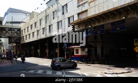 GEORGE TOWN, MALASIA – 30. JANUAR 2020 Busbahnhof und Taxistand am Komtar Stockfoto