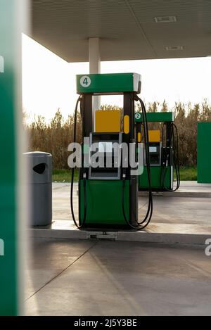 Moderne Tankstelle mit Düsen und Selbstbedienungs-Bezahlautomat Stockfoto