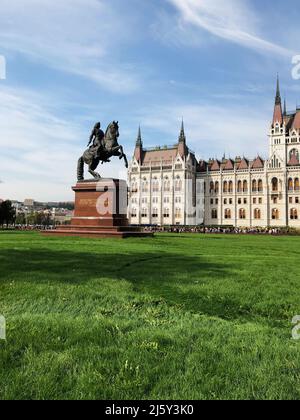 Ansicht des Budapester Parlaments und der Reiterstatue des Prinzen Ferenc II Rakoczi, in Budapest, Ungarn Stockfoto