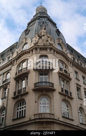 Schönes und aufwändiges Gebäude in der Innenstadt von Sofia, Bulgarien 2021 Stockfoto