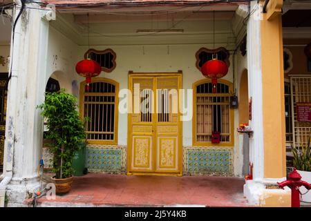 GEORGE TOWN, MALASIA – 31. JANUAR 2020 Traditionelle Eingangstür mit chinesischen Neujahrslaternen Stockfoto