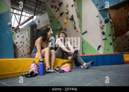 Junge Kletterinnen bereiten sich in der Kletterhalle vor Stockfoto