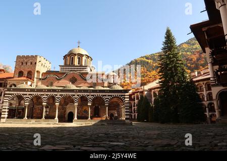 Blick auf den Innenhof des Klosters Rila mit seiner berühmten Hauptkirche, Bulgarien 2021 Stockfoto