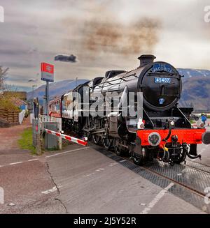 FORT WILLIAM SCOTLAND DIE JACOBITE DAMPFEISENBAHN, DIE CORPACH STATION EN ROUTE NACH MALLAIG VERLÄSST Stockfoto