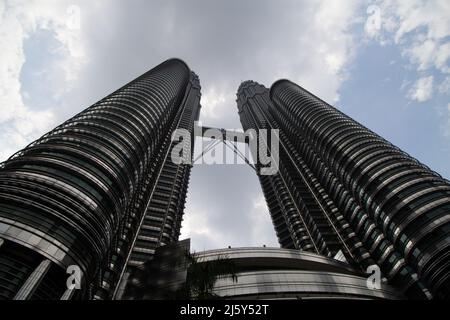 KUALA LUMPUR, MALASIA – 26. JANUAR 2020 Klassischer Blick auf die Petronas Twin Towers Stockfoto