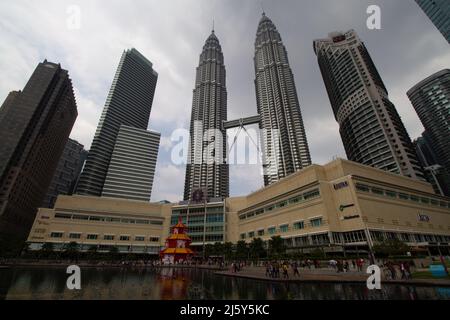 KUALA LUMPUR, MALASIA – 26. JANUAR 2020 Moderne Gebäude und die Petronas Twin Towers Stockfoto