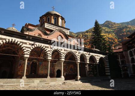 Die Hauptkirche „Geburt der Jungfrau Maria“ im Kloster Rila, Bulgarien 2021 Stockfoto