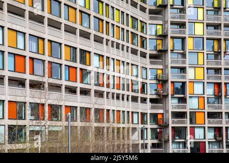 Hyde Park Flats, von denen einige noch renoviert werden, Sheffield. Stockfoto