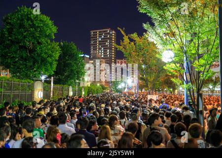 Osaka, Japan - 25. Juli 2015: Masse von Menschen verlassen die Tenjin Matsuri Festival Sommer Stockfoto