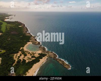 Luftaufnahme des tropischen Sandstrandes Playa Mar Chiquita an der felsigen Küste von Manati im endlosen blauen Atlantischen Ozean Stockfoto
