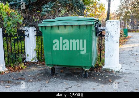 Grüner Recycling-Container im Sommer im Stadtpark Stockfoto