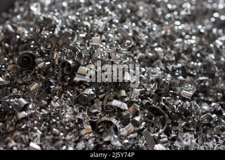 Viele Metallspanungen aus der Nähe, nach der Arbeit an einer Fräsmaschine oder CNC-Maschine Stockfoto