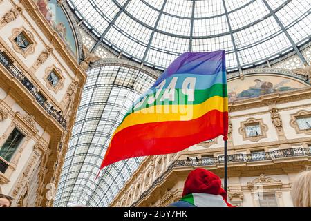 Ein Friedensaktivist hält während einer pazifistischen Demonstration gegen den Faschismus und den Russland-Ukraine-Krieg eine Regenbogenfahne. Friedensflagge in Mailand, Italien Stockfoto