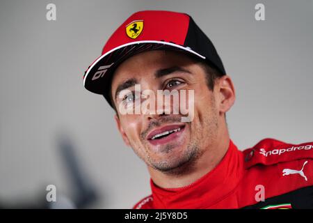 Ferrari's Charles Leclerc nach dem Sprint-Rennen des Grand Prix der Emilia Romagna auf der Rennstrecke Autodromo Internazionale Enzo e Dino Ferrari in Italien, besser bekannt als Imola. Bilddatum: Samstag, 23. April 2022. Stockfoto