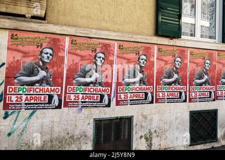 Rom, Italien. 26. April 2022. In Rom erschienen Plakate gegen die Demokratische Partei: "Mein Großvater hat die Großväter der Asow-Bataillone erschießt und ihnen keine Waffen gegeben". Dies ist die Schrift, die auf einem Plakat erscheint, das die 'DeDifizierung' des Feiertages vom 25. April lobt, der von dem antifaschistischen Kollektiv Militant in Rom veröffentlicht wurde: Eine Kritik an der Entsendung von Waffen durch Italien in die Ukraine mit Unterstützung der Demokratischen Partei. (Bild: © Andrea Ronchini/Pacific Press via ZUMA Press Wire) Stockfoto