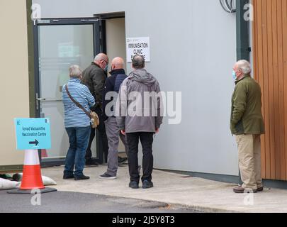 Bantry, Irland, Dienstag, 26.. April. 2022. Es gab heute Schlangen vor dem Bantry Primary Care Center für diejenigen, die für den zweiten Covid Booster-Impfstoffschuss in Frage kommen. Das Bantry Primary Care Center ist die einzige Klinik in ganz West Cork, die bis heute das Booster-Impfprogramm durchführt. Die einzige andere Wahl ist eine lange Reise nach Cork City für die Berechtigten. Credit aphperspective/Alamy Live News Stockfoto