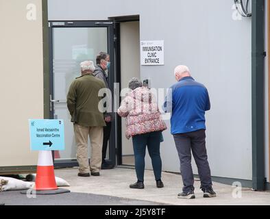 Bantry, Irland, Dienstag, 26.. April. 2022. Es gab heute Schlangen vor dem Bantry Primary Care Center für diejenigen, die für den zweiten Covid Booster-Impfstoffschuss in Frage kommen. Das Bantry Primary Care Center ist die einzige Klinik in ganz West Cork, die bis heute das Booster-Impfprogramm durchführt. Die einzige andere Wahl ist eine lange Reise nach Cork City für die Berechtigten. Credit aphperspective/Alamy Live News Stockfoto