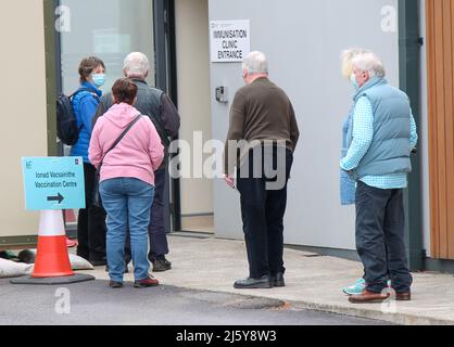 Bantry, Irland, Dienstag, 26.. April. 2022. Es gab heute Schlangen vor dem Bantry Primary Care Center für diejenigen, die für den zweiten Covid Booster-Impfstoffschuss in Frage kommen. Das Bantry Primary Care Center ist die einzige Klinik in ganz West Cork, die bis heute das Booster-Impfprogramm durchführt. Die einzige andere Wahl ist eine lange Reise nach Cork City für die Berechtigten. Credit aphperspective/Alamy Live News Stockfoto