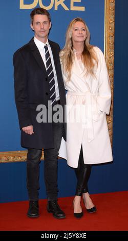 Foto muss gutgeschrieben werden ©Alpha Press 078237 08/02/2022 Matthew Goode und Frau Sophie Dymoke bei der Duke-Premiere in der National Gallery in London. Stockfoto